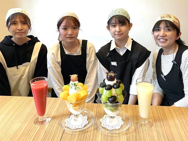ホールスタッフ